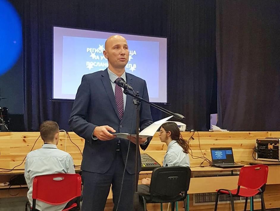 Заместник-кметът Диан Иванов приветства децата от регионалната среща на училища-посланици на Европейския парламент