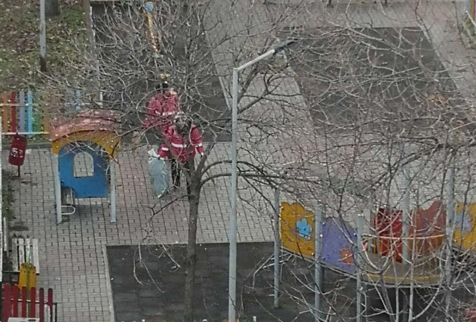 Служители на Община Варна освежиха детска площадка по граждански сигнал