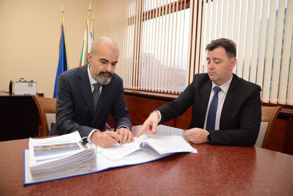 Заместник-кметът Павел Попов внесе проектобюджета на Община Варна за 2024 година в Общинския съвет