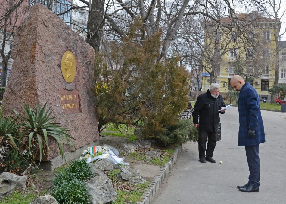 Заместник-кметът по културата Павел Попов положи цветя на барелефа на цар Борис III във Варна