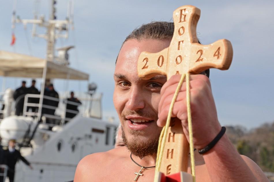 21-годишният Димитър Петров извади кръста от морето