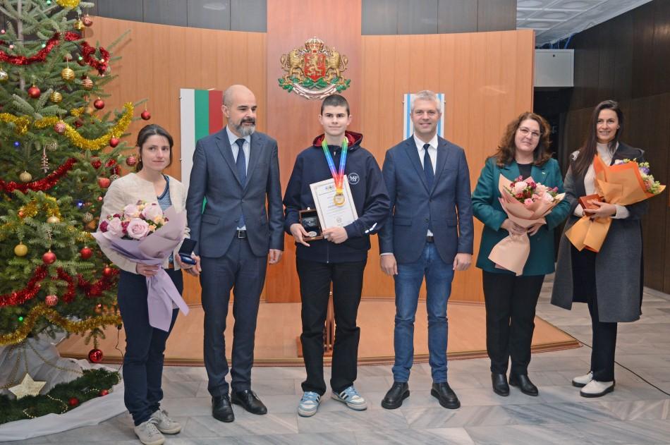 Кметът Благомир Коцев връчи монета, реплика на най-старото злато, на ученика Дамян Накев, спечелил златен медал на математическото състезание в Малайзия