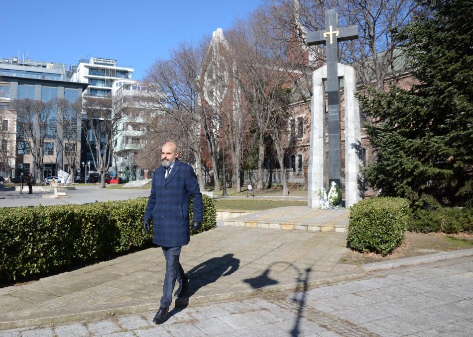 Заместник-кметът Павел Попов положи цветя на Паметника на жертвите на комунизма във Варна