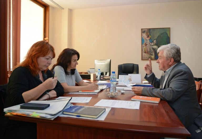Хора с жилищни проблеми и доставчици на социални услуги посетиха приемния ден на заместник-кмета Снежана Апостолова