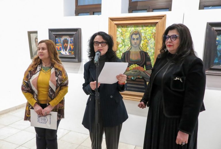 Кметът Благомир Коцев приветства всички дами на откриването на изложба, посветена на жената