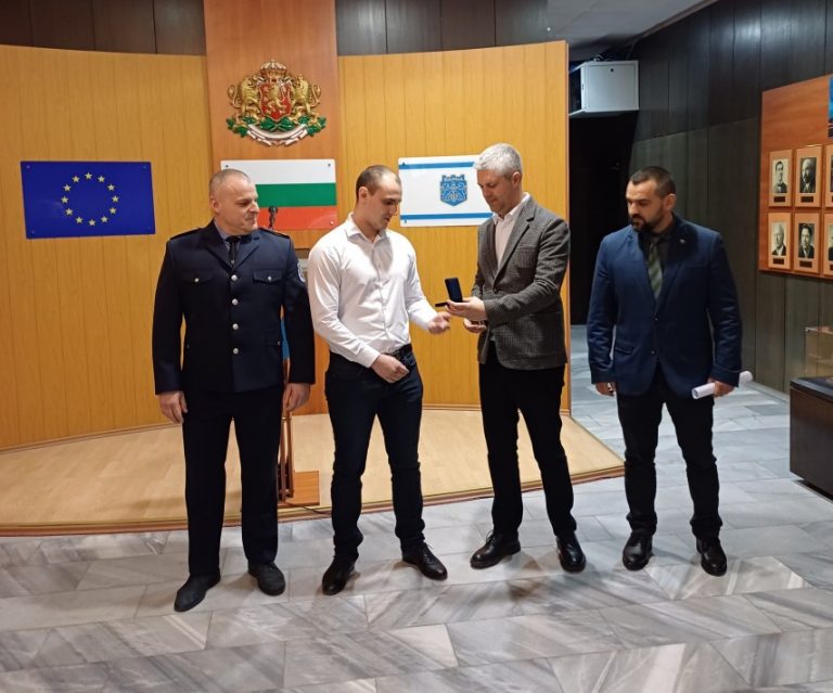 Кметът Благомир Коцев награди общински полицай за 10-те разкрити от него престъпления само за 3 месеца