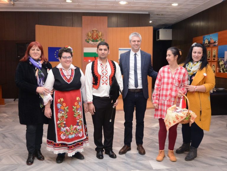 Младежи с увреждания поздравиха кмета Благомир Коцев с празника Баба Марта
