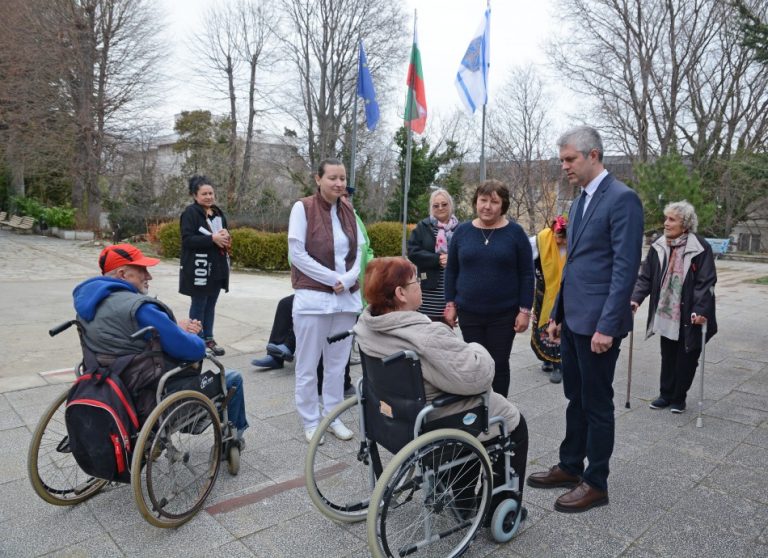 Кметът Благомир Коцев отбеляза празника Баба Марта с възрастни хора от Дом „Гергана“