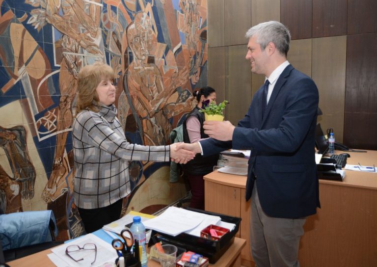Кметът Благомир Коцев лично поздрави дамите в Общината за Международния ден на жената