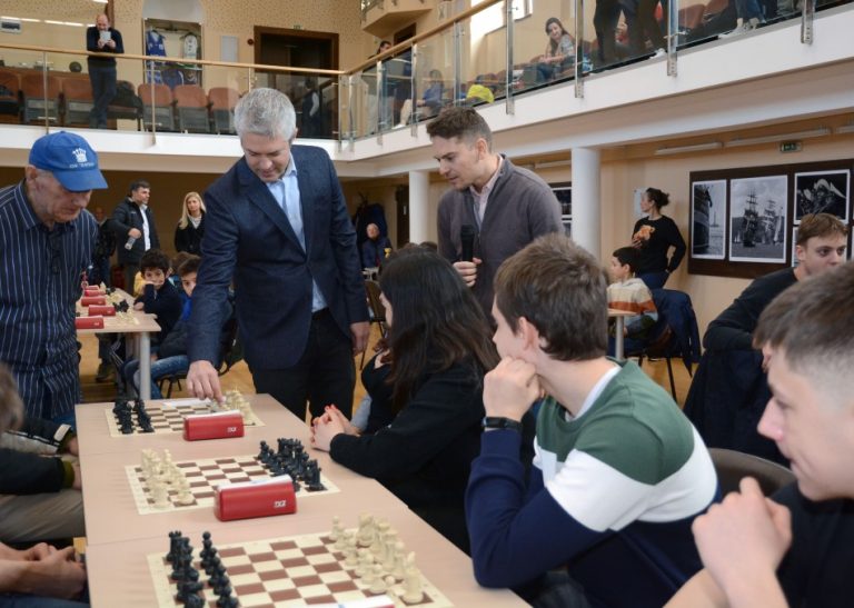 Кметът Благомир Коцев откри с първи шахматен ход „Ученическа купа Варна 2024“