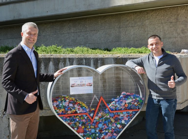 Кампанията „Аз вярвам и помагам“ разположи метален контейнер за капачки пред сградата на Община Варна