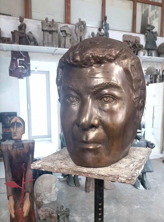 Община Варна дарява скулптурният портрет на поета Петър Алипиев на Община Кишкьорьош, Унгария