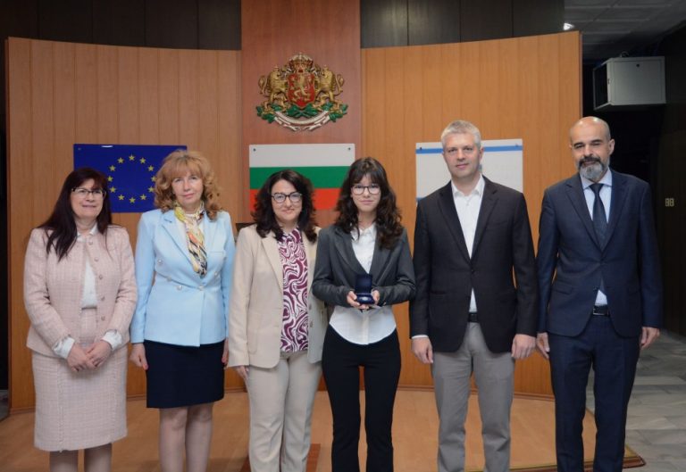 Кметът Благомир Коцев награди двама изявени варненски ученици