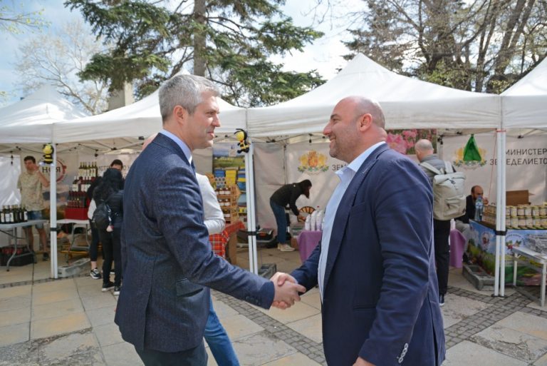 Благомир Коцев се срещна с родни производители на фермерски пазар във Варна
