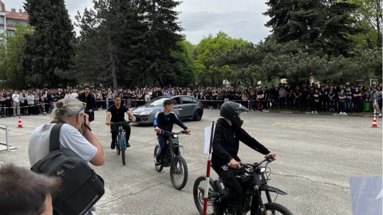 Заместник-кметът по сигурността Илия Коев се включи в училищната кампания на Община Варна за отговорно поведение на пътя