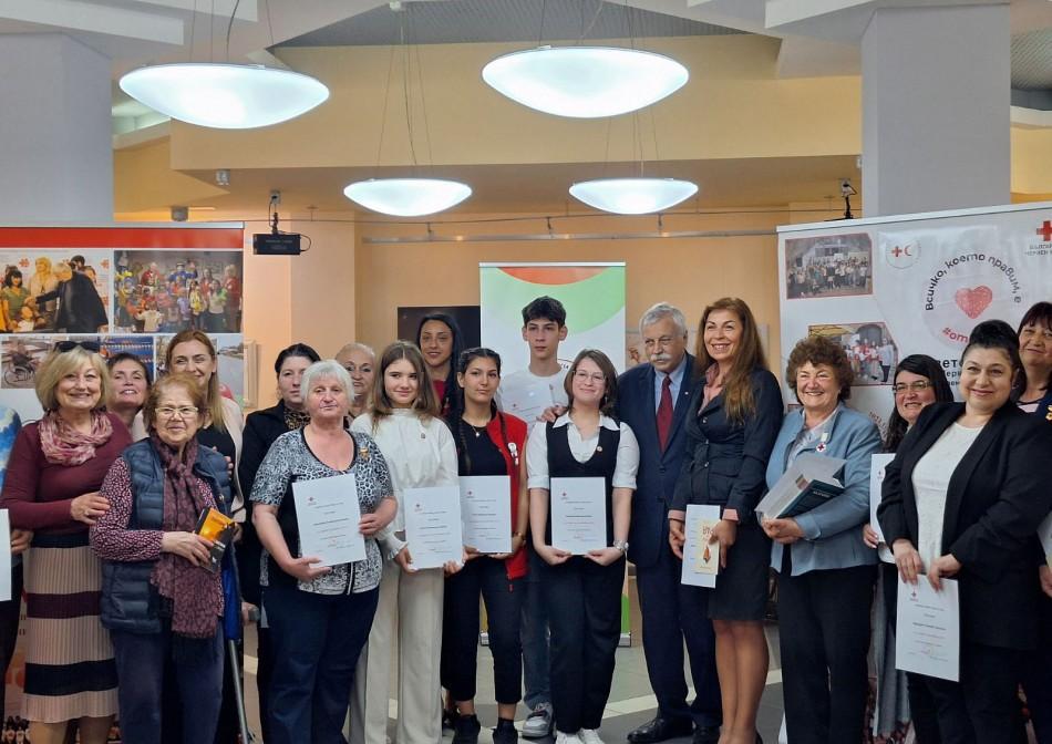 Заместник-кметът Снежана Апостолова поздрави доброволците от БЧК – Варна по повод Световния ден на Червения кръст и Червения полумесец