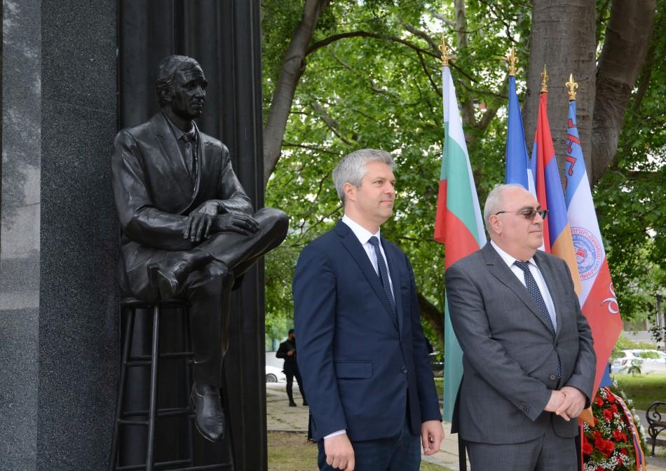 Кметът Благомир Коцев почете 100-годишнината от рождението на Шарл Азнавур