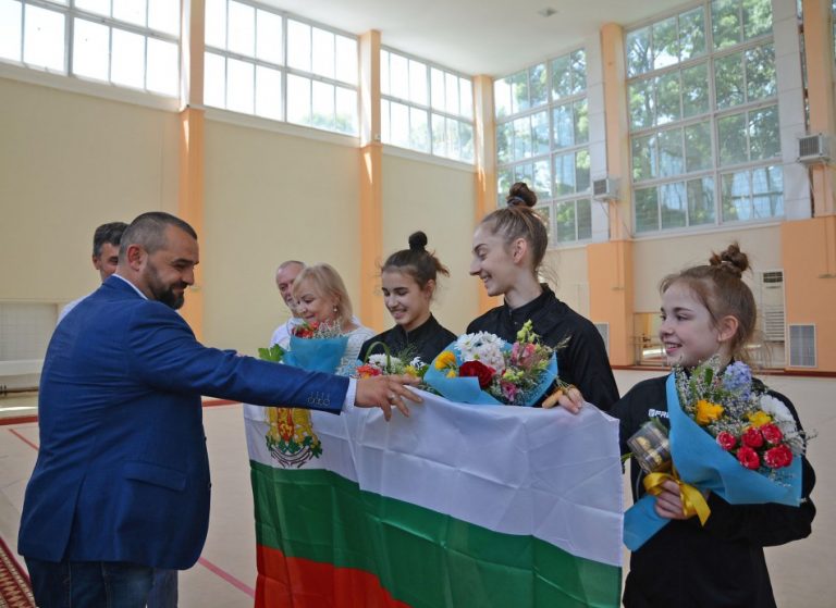Заместник-кметът Илия Коев подари на златните момичета българския трибагреник и им пожела успех на Олимпиадата в Париж