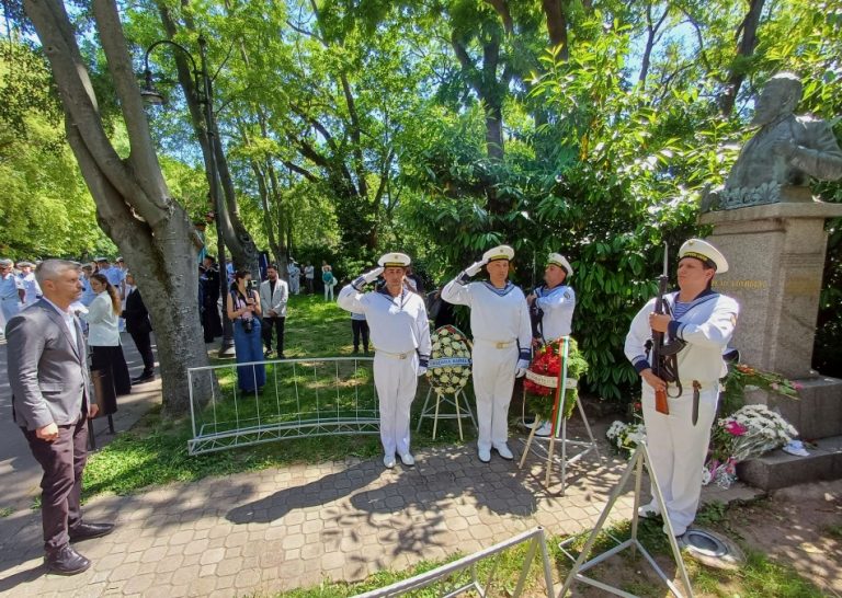 Кметът Благомир Коцев почете Христо Ботев и загиналите за свободата на България