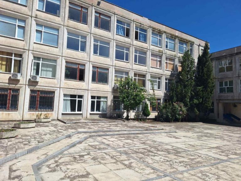 Ръководството на Община Варна започна огледи на училищата в града, заместник-кметът Попов лично проверява сградите