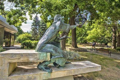 Община Варна възстановява повредения след вандалска проява паметник на Николай Коперник
