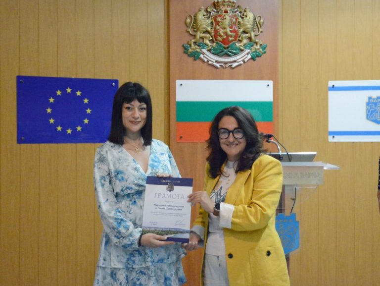 Заместник-кметът Снежана Апостолова награди първите три призьори от конкурса за туристическо лого на Варна