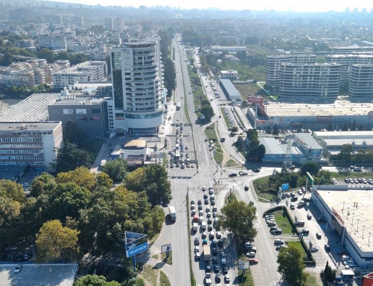 Асфалтират преходните трасета между северното и южното платно по бул. „Владислав Варненчик“ до Двете кули