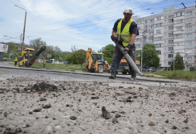 Започна рехабилитацията на една от възловите улици в район „Младост“