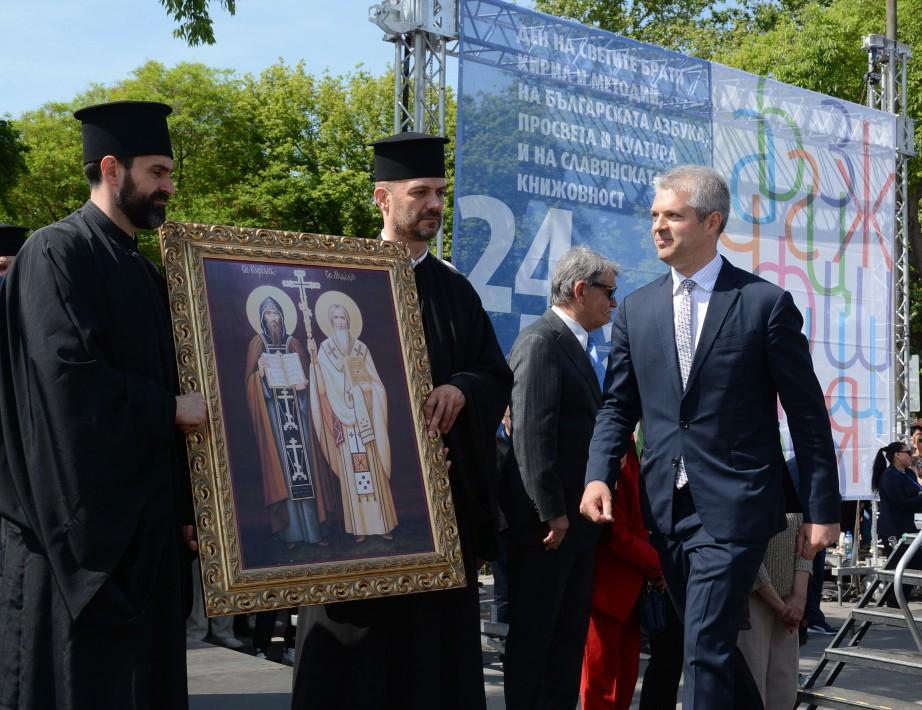 Над 20 000 души участваха в празничното шествие за 24 май във Варна