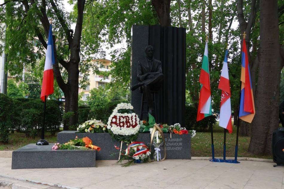 Поднесоха цветя на монумента на Шарл Азнавур по повод 101 годишнината от рождението му