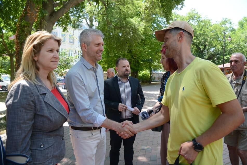 Премахват 32 опасни дървета в Градската градинка зад театъра