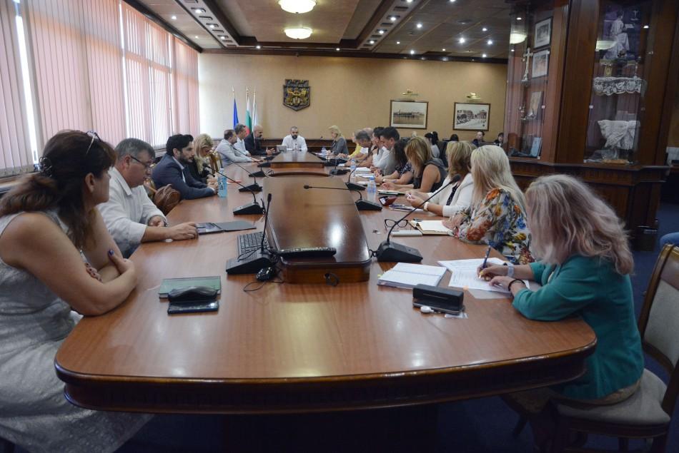 Обследват отново стълбовете за улично осветление около детските площадки в града