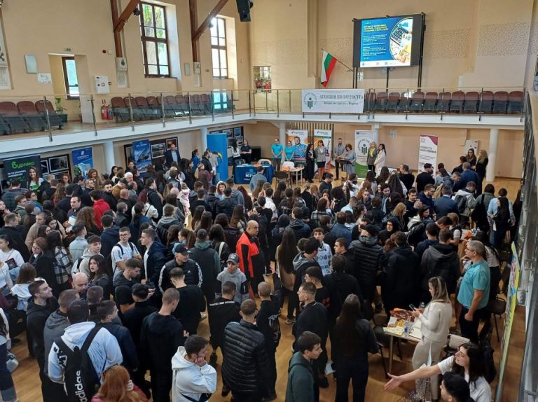 Младежка трудова борса събра десетки млади хора в Юнашкия салон