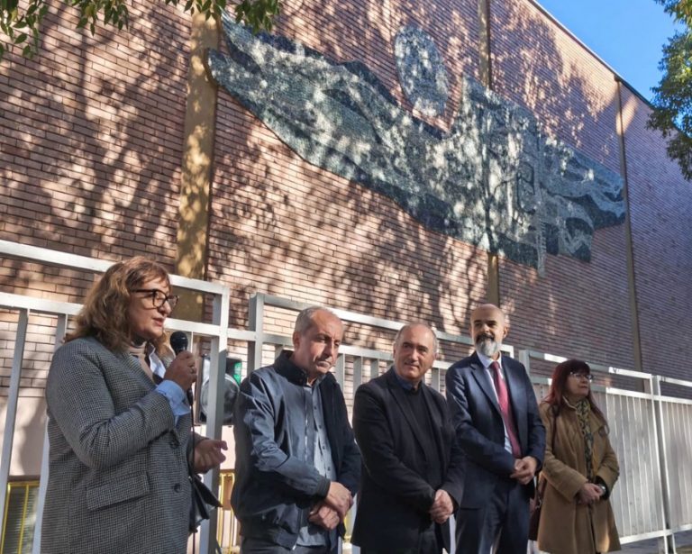 Завърши монтажът на мозайката от старата автогара върху фасадата на СУХНИ „Константин Преславски“