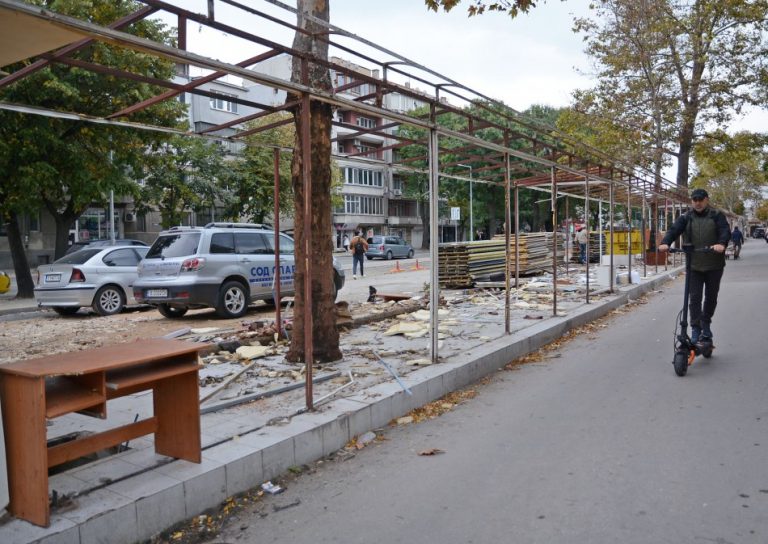 Премахват още 46 преместваеми обекта на ул. „Д-р Пискюлиев“ във Варна