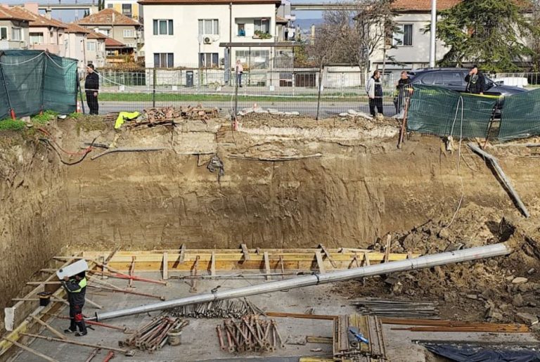 След пропадането на стълб от тролейбусната мрежа е наредено спешно укрепване на изкопа и възстановяване на тротоара