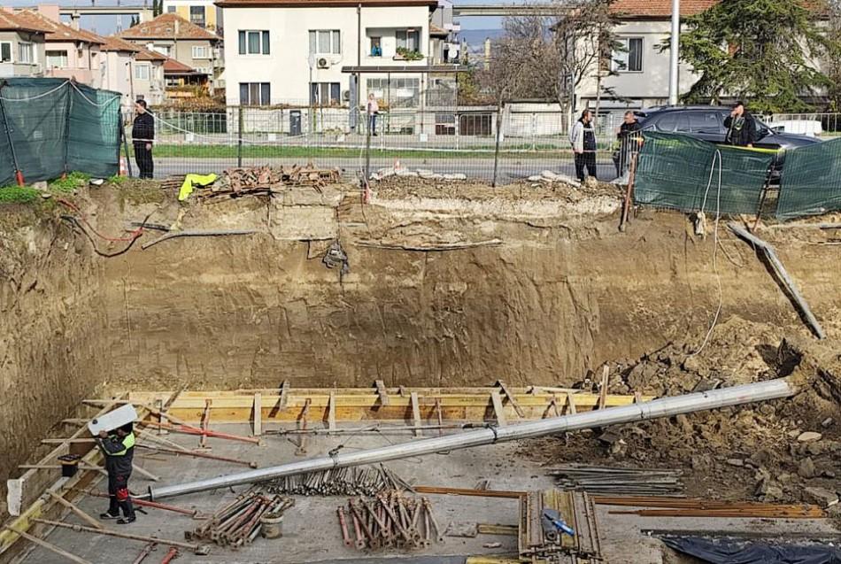 След пропадането на стълб от тролейбусната мрежа е наредено спешно укрепване на изкопа и възстановяване на тротоара