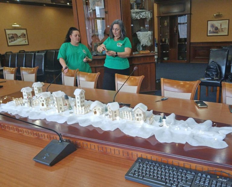 Екипът на ДГ №38 „Маргаритка” внесе празнично настроение и в зала „Варна“ на Общината