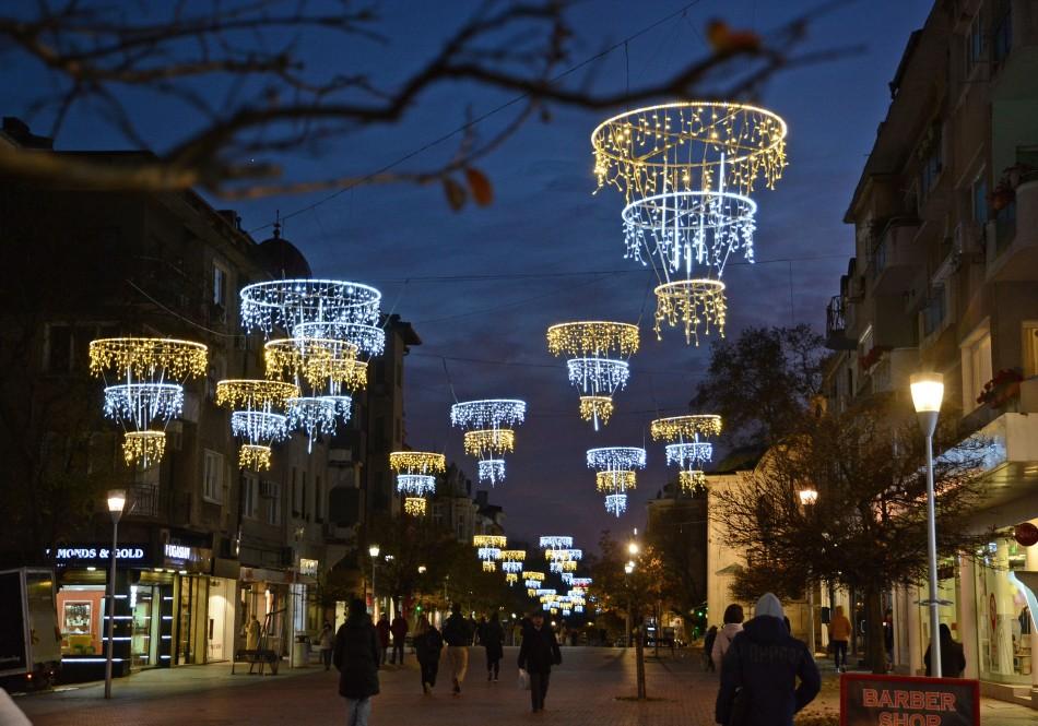 Монтират празничната украса в централната част на града