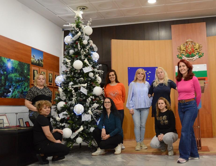 Екипът на ДГ 40 „Детски свят“ украси два етажа в сградата на Община Варна