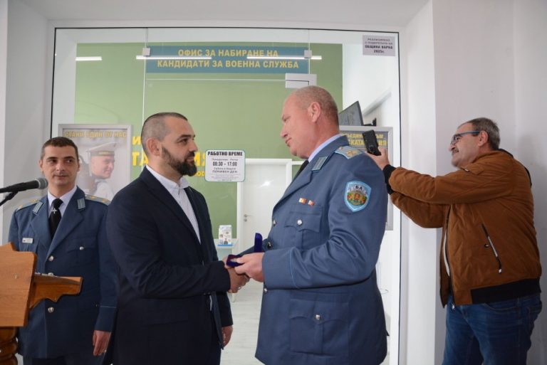 Заместник-кметът Илия Коев беше награден от началника на Централно военно окръжие за активно сътрудничество