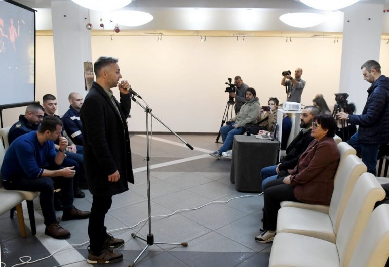 Във Варна представиха благотворителния календар с участието на пожарникари „Герои в сянка 2026“