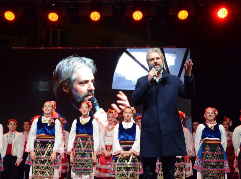 Градската елха във Варна грейна с тържествен концерт навръх Никулден