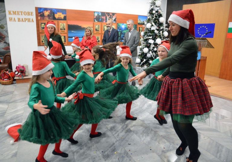 Кметът Благомир Коцев получи първи празнични пожелания, поднесени от децата от ДГ 31 „Крилатко“