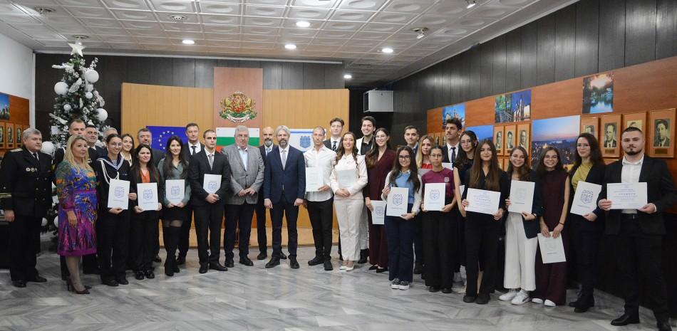Кметът Благомир Коцев отличи най-изявените студенти от варненските университети