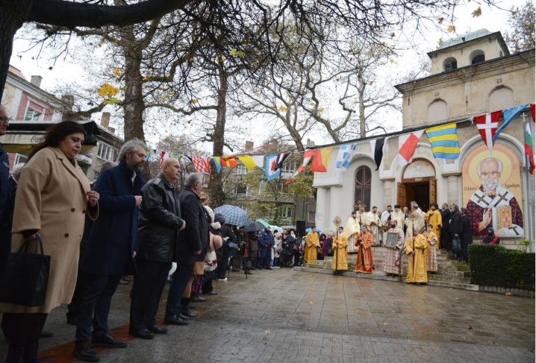 По стара традиция Варна отбеляза Никулден с празничен молебен и рибен курбан за здраве