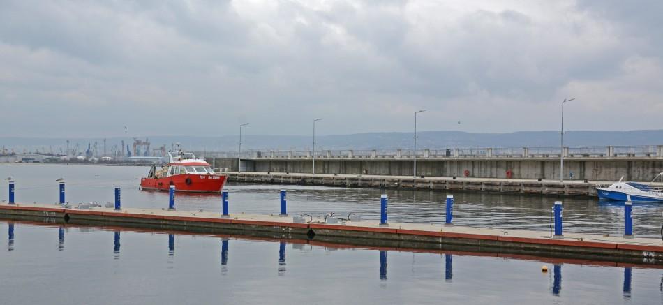 Рибарско пристанище „Карантината“ е изградено в условията на сериозни управленски грешки, констатира детайлен отчет