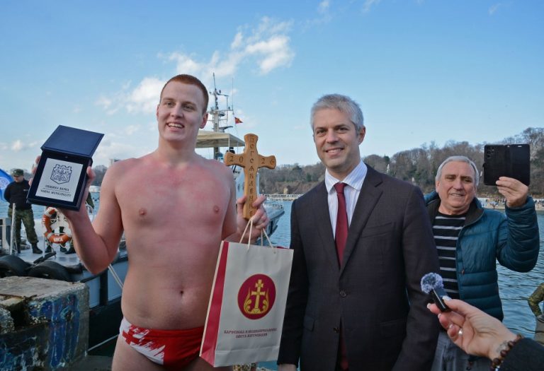 Варна отбеляза Свето Богоявление с тържествена литургия, водосвет и благославяне на бойните знамена