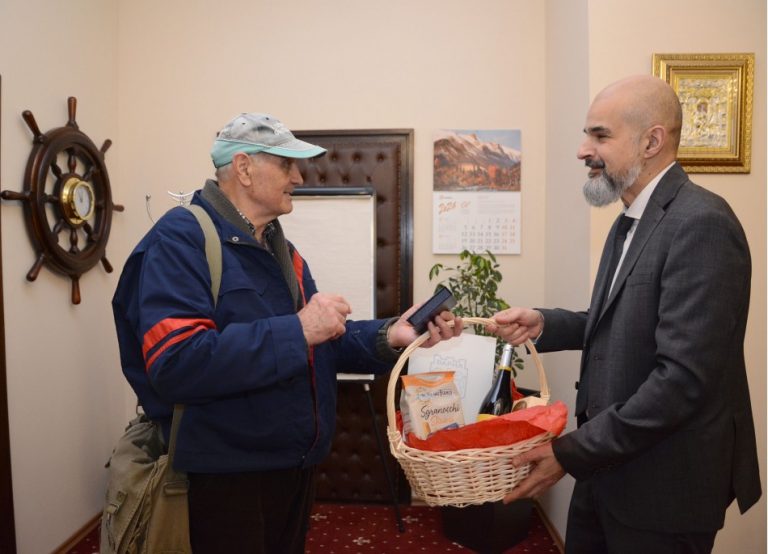 Най-възрастният служител на Община Варна Илия Радев днес навършва 80 години