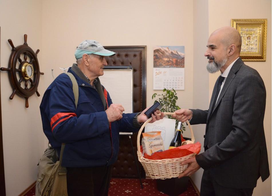 Най-възрастният служител на Община Варна Илия Радев днес навършва 80 години